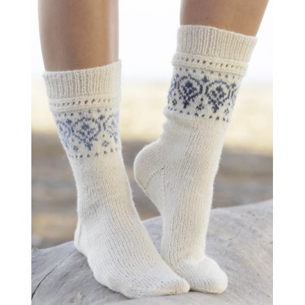 Nordic Summer Socks by DROPS Design - Strickmuster mit Kit Socken mit Musterrand Größen 35-43 Nordic Summer Socks by DROPS Design - Strickmuster mit Kit Socken mit Musterrand Größen 35-43 von Drops - Garnstudio