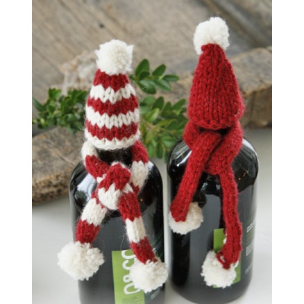 North Pole Pals by DROPS Design - Strickmuster mit Kit Mütze und Schal für Flaschen North Pole Pals by DROPS Design - Strickmuster mit Kit Mütze und Schal für Flaschen von Drops - Garnstudio
