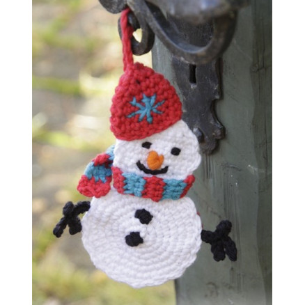 Olaf by DROPS Design - Häkelmuster mit Kit Aufhänger Schneemann 16cm - 2 Stk Olaf by DROPS Design - Häkelmuster mit Kit Aufhänger Schneemann 16cm - 2 Stk von Drops - Garnstudio