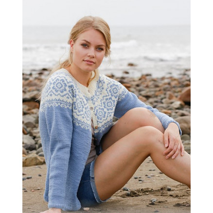 Periwinkle Jacke by DROPS Design - Strickmuster mit Kit Jacke Größen S - XXXL Periwinkle Jacke by DROPS Design - Strickmuster mit Kit Jacke Größen S - XXXL von Drops - Garnstudio