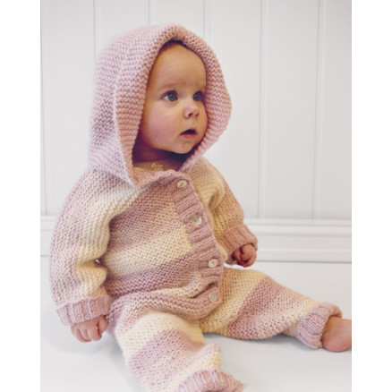 Playdate by DROPS Design - Strickmuster mit Kit Baby-Overall mit Kapuze Größen 0-4 Jahre Playdate by DROPS Design - Strickmuster mit Kit Baby-Overall mit Kapuze Größen 0-4 Jahre von Drops - Garnstudio