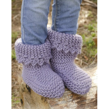 Plum Crumble by DROPS Design - Strickmuster mit Kit Kinder-Slipper Krausrippe Größen 20/21 - 32/34 von Drops - Garnstudio