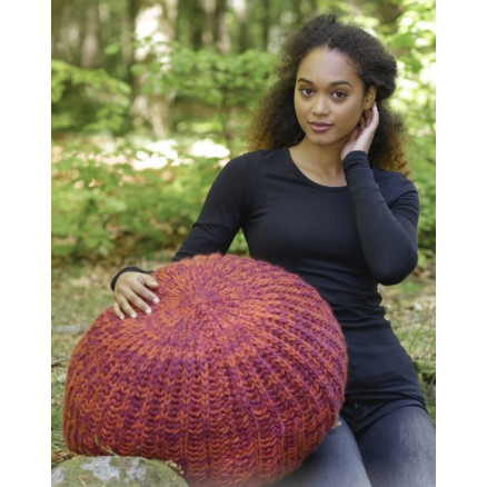 Pomodoro by DROPS Design - Strickmuster mit Kit Pouf Hocker in Patentmuster 142x45cm Pomodoro by DROPS Design - Strickmuster mit Kit Pouf Hocker in Patentmuster 142x45cm von Drops - Garnstudio
