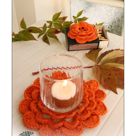 Pumpkin Blossom by DROPS Design - Häkelmuster mit Kit Rose und Kerzenständer Dekoration von Drops - Garnstudio