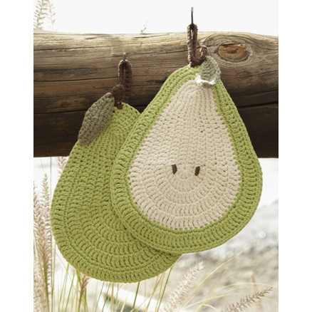 Quite a Pear! by DROPS Design - Häkelmuster mit Kit Birnen-Topflappen Quite a Pear! by DROPS Design - Häkelmuster mit Kit Birnen-Topflappen von Drops - Garnstudio