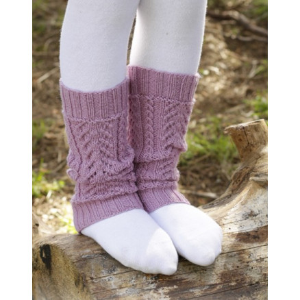 Raspberry Cream by DROPS Design - Strickmuster mit Kit Stulpen mit Spitzenmuster 24cm Raspberry Cream by DROPS Design - Strickmuster mit Kit Stulpen mit Spitzenmuster 24cm von Drops - Garnstudio