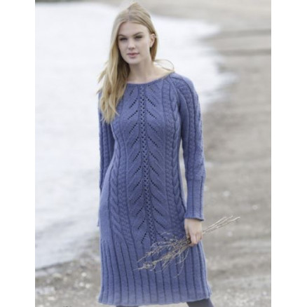Regal Splendour by DROPS Design - Strickmuster mit Kit Kleid mit Raglan, Zopfmuster und Oberflächenstruktur Größen S - XXXL Regal Splendour by DROPS Design - Strickmuster mit Kit Kleid mit Raglan, Zopfmuster und Oberflächenstruktur Größen S - XXXL von Drops - Garnstudio