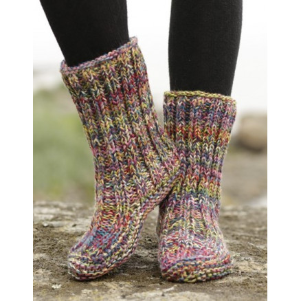 Ribbed Confetti by DROPS Design - Strickmuster mit Kit Slippers mit Rippenmuster Größen 35/37 - 40/42 von Drops - Garnstudio