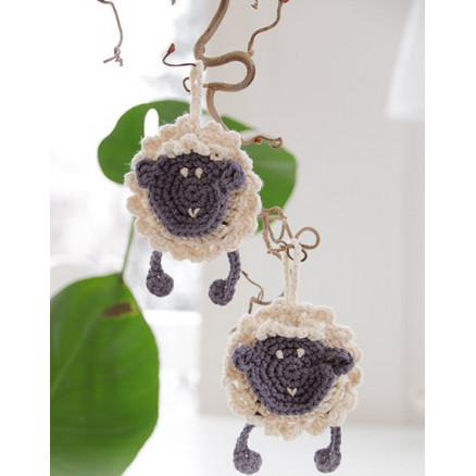 Rocking Sheep by DROPS Design - Häkelmuster mit Kit Schaf 9cm Rocking Sheep by DROPS Design - Häkelmuster mit Kit Schaf 9cm von Drops - Garnstudio