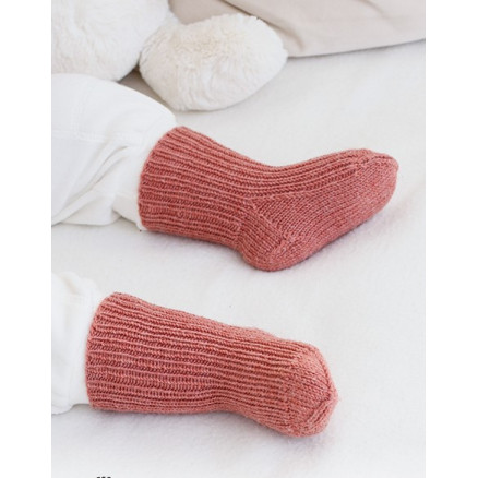 Rosy Cheeks Socken by DROPS Design - Baby Socken Strickmuster Größe 0/1 Monat - 3/4 Jahre von Drops - Garnstudio