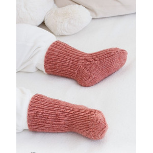 Rosy Cheeks Socken von DROPS Design - Baby Socken Strickmuster Größe 0 - 2 år von Drops - Garnstudio
