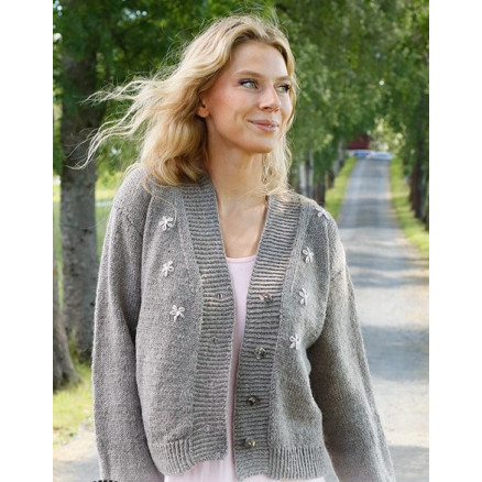 Shy Daisy Cardigan by DROPS Design - Strickmuster für Strickjacken Größe. S - XXXL Shy Daisy Cardigan by DROPS Design - Strickmuster für Strickjacken Größe. S - XXXL von Drops - Garnstudio