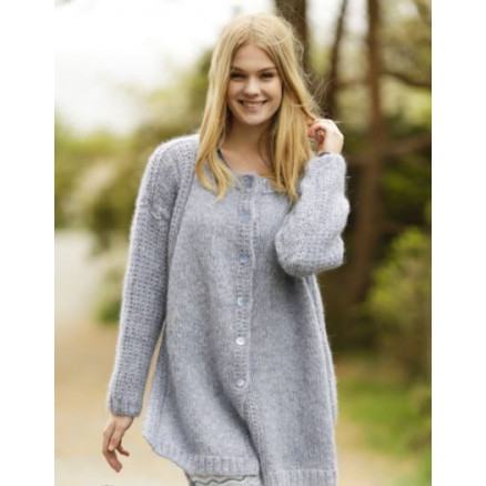 Sigrid Jacket by DROPS Design - Strickmuster mit Kit Jacke Größen S - XXXL Sigrid Jacket by DROPS Design - Strickmuster mit Kit Jacke Größen S - XXXL von Drops - Garnstudio