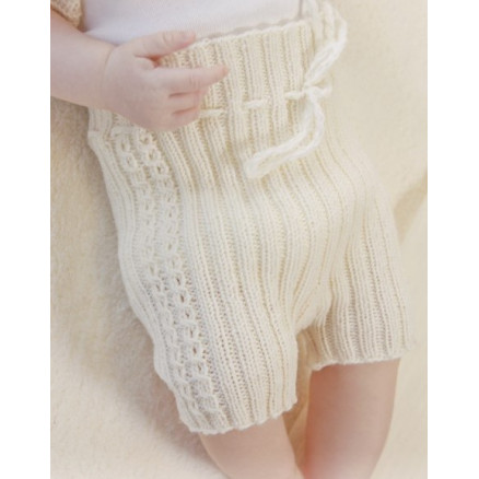 Simply Sweet Shorts by DROPS Design - Strickmuster mit Kit Baby-Hose Größen 0-4 Jahre Simply Sweet Shorts by DROPS Design - Strickmuster mit Kit Baby-Hose Größen 0-4 Jahre von Drops - Garnstudio