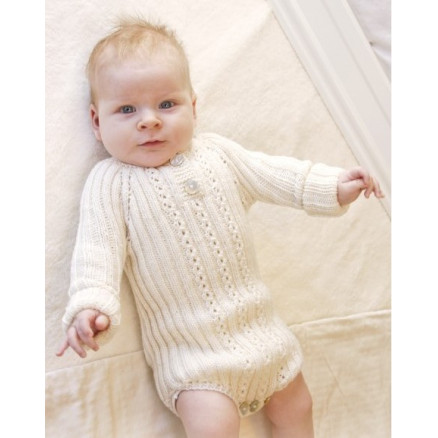 Simply Sweet by DROPS Design - Strickmuster mit Kit Baby-Body Größen 0-4 Jahre Simply Sweet by DROPS Design - Strickmuster mit Kit Baby-Body Größen 0-4 Jahre von Drops - Garnstudio