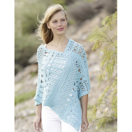 Sky Love by DROPS Design - Häkelmuster mit Kit Poncho mit Spitzenmuster Größen S/M - XXL-XXXL Sky Love by DROPS Design - Häkelmuster mit Kit Poncho mit Spitzenmuster Größen S/M - XXL-XXXL von Drops - Garnstudio