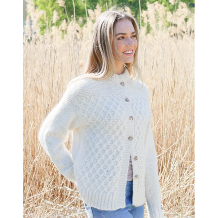 Snowy Bee Cardigan by DROPS Design - Strickmuster für Strickjacken Größe S - XXXL Snowy Bee Cardigan by DROPS Design - Strickmuster für Strickjacken Größe S - XXXL von Drops - Garnstudio