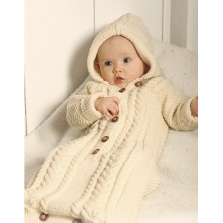 Snuggly Bunny by DROPS Design - Strickmuster mit Kit Baby-Fußsack Größen 4-9 Monate Snuggly Bunny by DROPS Design - Strickmuster mit Kit Baby-Fußsack Größen 4-9 Monate von Drops - Garnstudio