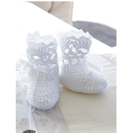 So Charming Socks by DROPS Design - Baby Schuhe Häkelmuster mit Kit Größen 15/17 - 22/23 von Drops - Garnstudio