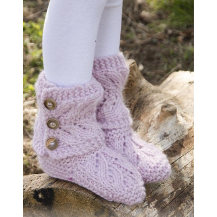 Strawberry Pudding by DROPS Design - Strickmuster mit Kit Kinder-Slipper mit Spitzenmuster Größen 20/21 - 35/37 von Drops - Garnstudio