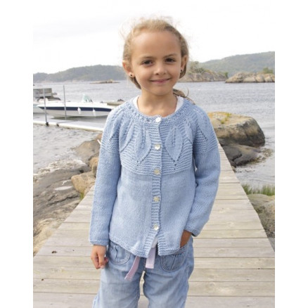 Sweet Bay Jacket by DROPS Design - Strickmuster mit Kit Jacke mit Blättermuster Größen 3-14 Jahre Sweet Bay Jacket by DROPS Design - Strickmuster mit Kit Jacke mit Blättermuster Größen 3-14 Jahre von Drops - Garnstudio