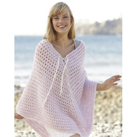 Sweet Crush by DROPS Design - Strickmuster mit Kit Poncho mit Spitzenmuster Größen S/M - XXXL Sweet Crush by DROPS Design - Strickmuster mit Kit Poncho mit Spitzenmuster Größen S/M - XXXL von Drops - Garnstudio