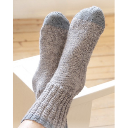 Take A Break by DROPS Design - Strickmuster mit Kit Socken mit Rippenmuster Größen 15/17 - 44/46 Take A Break by DROPS Design - Strickmuster mit Kit Socken mit Rippenmuster Größen 15/17 - 44/46 von Drops - Garnstudio
