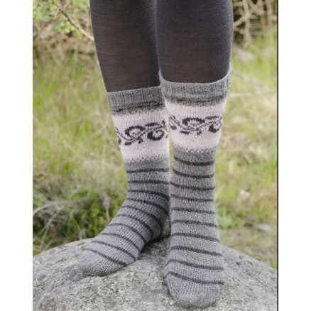 Telemark Socks by DROPS Design - Strickmuster mit Kit Socken mit Norwegischem Muster Größen 35/37 - 41/43 Telemark Socks by DROPS Design - Strickmuster mit Kit Socken mit Norwegischem Muster Größen 35/37 - 41/43 von Drops - Garnstudio