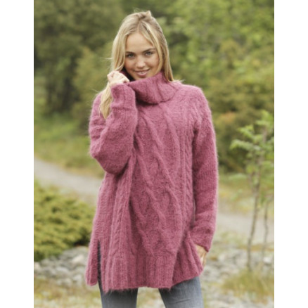 Warm Wine by DROPS Design - Strickmuster mit Kit übergroßer Pullover mit Zopfmuster Größen S - XXXL Warm Wine by DROPS Design - Strickmuster mit Kit übergroßer Pullover mit Zopfmuster Größen S - XXXL von Drops - Garnstudio