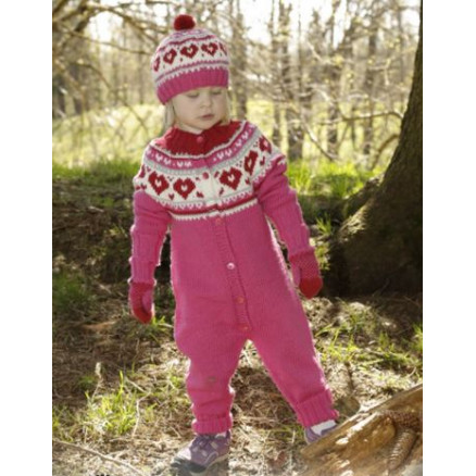 Warmhearted by DROPS Design - Strickmuster mit Kit Overall Größen 1-6 Jahre Warmhearted by DROPS Design - Strickmuster mit Kit Overall Größen 1-6 Jahre von Drops - Garnstudio
