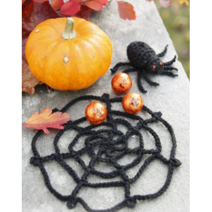 Webster by DROPS Design - Häkelmuster mit Kit Spinnennetz zur Dekoration Halloween Webster by DROPS Design - Häkelmuster mit Kit Spinnennetz zur Dekoration Halloween von Drops - Garnstudio