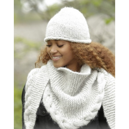 Winter Cozy by DROPS Design - Strickmuster mit Kit Mütze und Tuch mit Zopfrandmuster Größen S-XL und 165x45cm Winter Cozy by DROPS Design - Strickmuster mit Kit Mütze und Tuch mit Zopfrandmuster Größen S-XL und 165x45cm von Drops - Garnstudio
