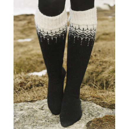 Winter Fantasy Socks by DROPS Design - Strickmuster mit Kit Socken in nordischem Muster Größen 35/37 - 41/43 Winter Fantasy Socks by DROPS Design - Strickmuster mit Kit Socken in nordischem Muster Größen 35/37 - 41/43 von Drops - Garnstudio