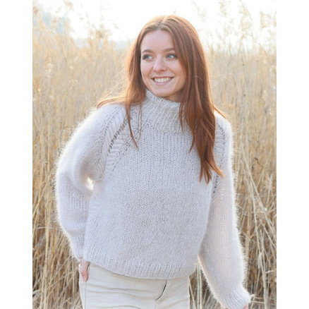 Winter Feather by DROPS Design - Blusenstrickmuster Größe S - XXXL Winter Feather by DROPS Design - Blusenstrickmuster Größe S - XXXL von Drops - Garnstudio