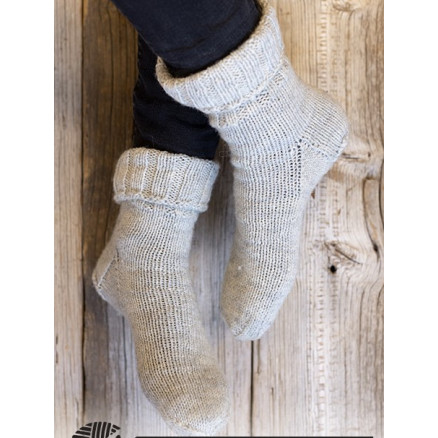 Winterwanderung by DROPS Design - Sockenstrickmuster Größe 38/40 - 44/46 von Drops - Garnstudio