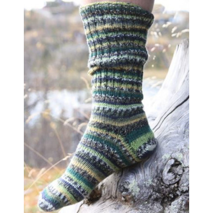 Woodlands by DROPS Design - Strickmuster mit Kit Socken mit Rippenmuster und glatt Größen 38/40 - 44/46 von Drops - Garnstudio
