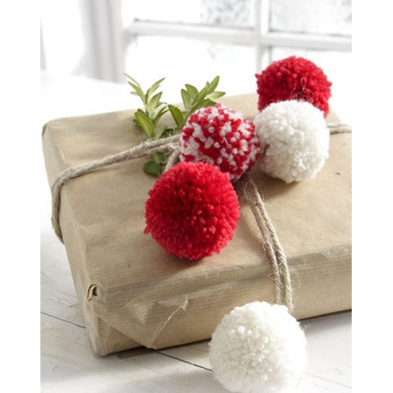Wrap It Up! by DROPS Design - Bommel-Kit 5cm von Drops - Garnstudio