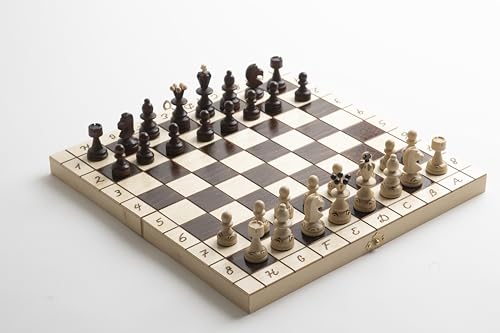 Handgebranntes Schachspiel – Bemaltes 34x34 cm Schachbrett mit geschnitzten Figuren | Innenfach mit grünem Flockeinsatz | Handarbeit aus Polen von Dudrak