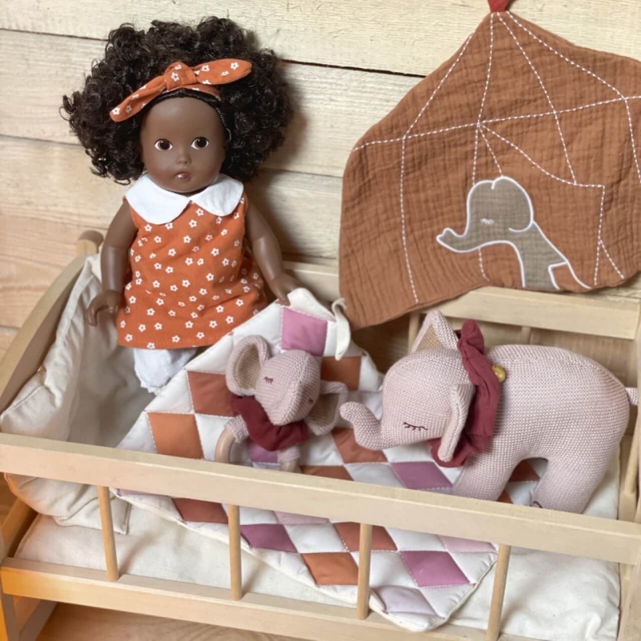 Puppenwiege aus Holz mit Patchworkdecke, Puppenbett Puppenwiege aus Holz mit Patchworkdecke, Puppenbett von EGMONT TOYS
