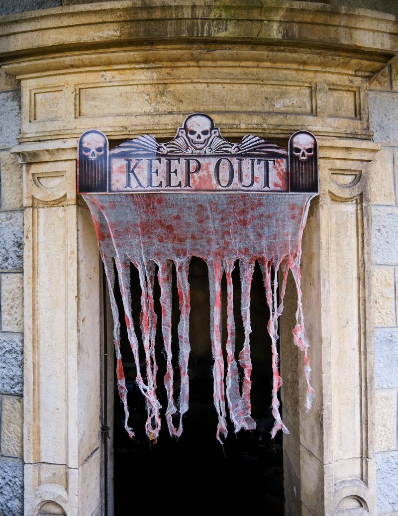 Blutiger Fetzenvorhang Halloween-Deko weiss-rot 97x137cm von KARNEVAL-MEGASTORE