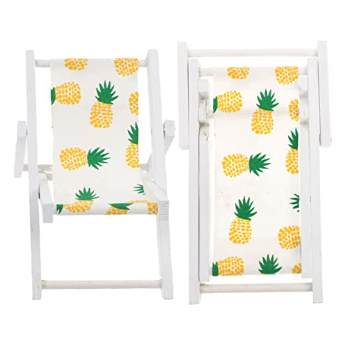 ERINGOGO 2 Stück Miniatur Strandstuhl Faltbarer Hölzerner Mini Liegestuhl mit Ananas Muster Dekoratives Puppenhaus Möbel Wetterfester Puppenmöbel Gartenstuhl für Miniaturlandschaften von ERINGOGO