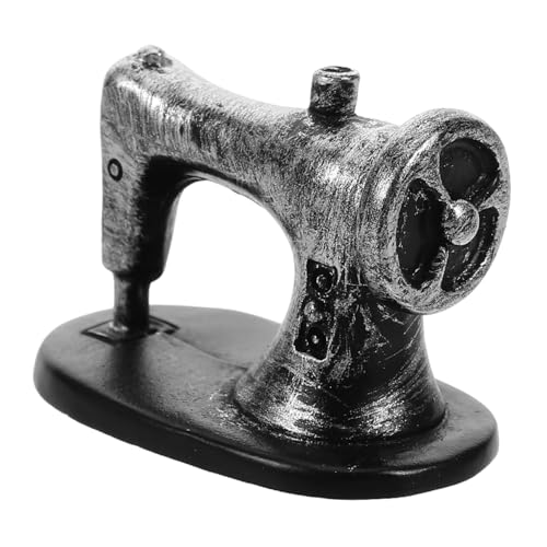 ERINGOGO Vintage Miniaturnähmaschine für Puppenhaus Realistische Dekoration Wohnkultur für Fotografie und Sammlerstücke Einzigartiges Design für Charmante ERINGOGO Vintage Miniaturnähmaschine für Puppenhaus Realistische Dekoration Wohnkultur für Fotografie und Sammlerstücke Einzigartiges Design für Charmante von ERINGOGO