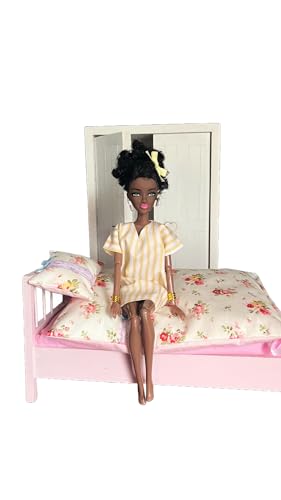 Emily's Boutique 4-teiliges Pyjama-Set für Barbie/Cindy/Große Puppen, mit passender Bettdecke und Kissen (handgefertigt in Großbritannien) von Emily's Boutique