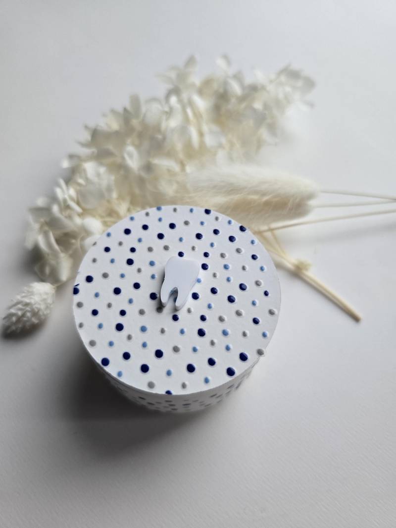 Zahndose Für Die Ersten Milchzähne, Milchzahndose Junge, Geschenk Einschulung, Zahnfee, Blaue Punkte - Runde Dose Oder Eckige von Etsy - 1000Gluecksmomente