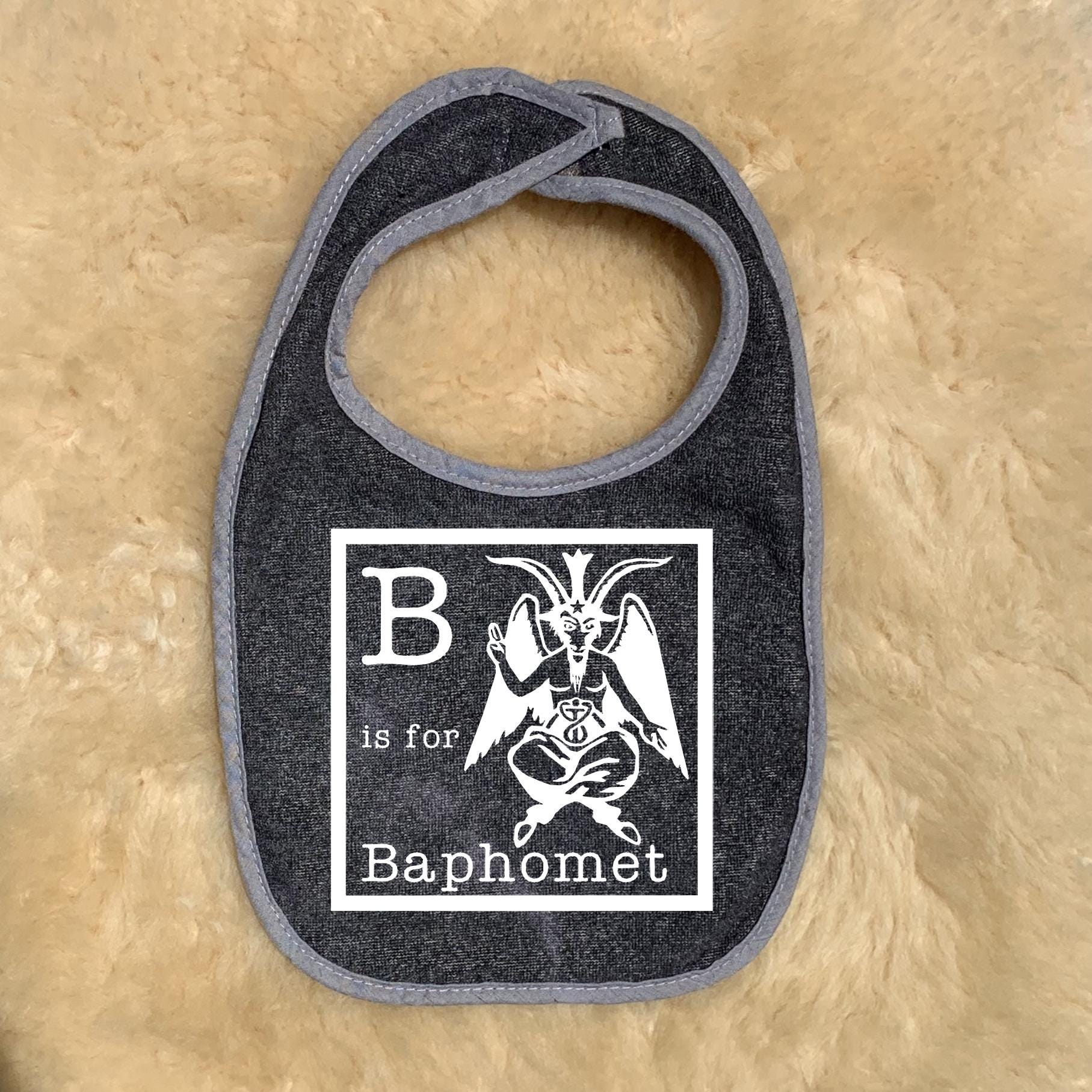 B Wie Baphomet Baby Lätzchen Von 101 Damnations Shop - Okkultes Goth Witchy Gruseliges Halloween Säugling Mutter Geschenk B Wie Baphomet Baby Lätzchen Von 101 Damnations Shop - Okkultes Goth Witchy Gruseliges Halloween Säugling Mutter Geschenk von Etsy - 101DamnationsShop