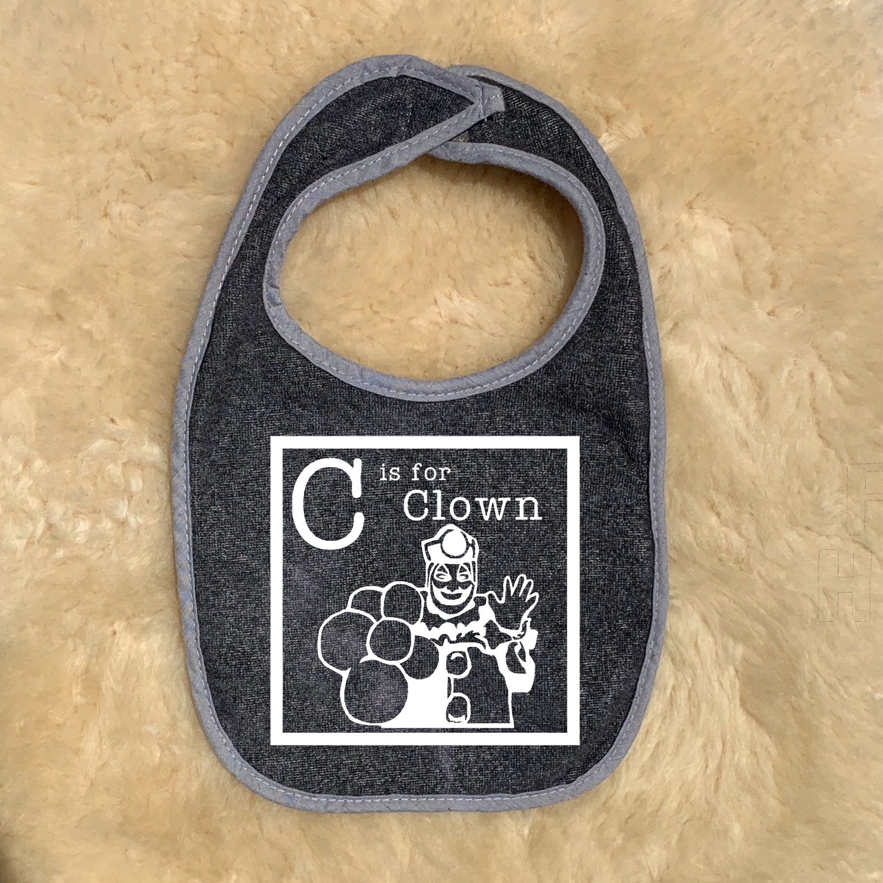 C Wie Clown Baby Lätzchen - Gace, Serienmörder, Gruselig Gespenstisch Beängstigend Unisex Säugling Neugeborene Kleinkind Lustiges C Wie Clown Baby Lätzchen - Gace, Serienmörder, Gruselig Gespenstisch Beängstigend Unisex Säugling Neugeborene Kleinkind Lustiges von Etsy - 101DamnationsShop