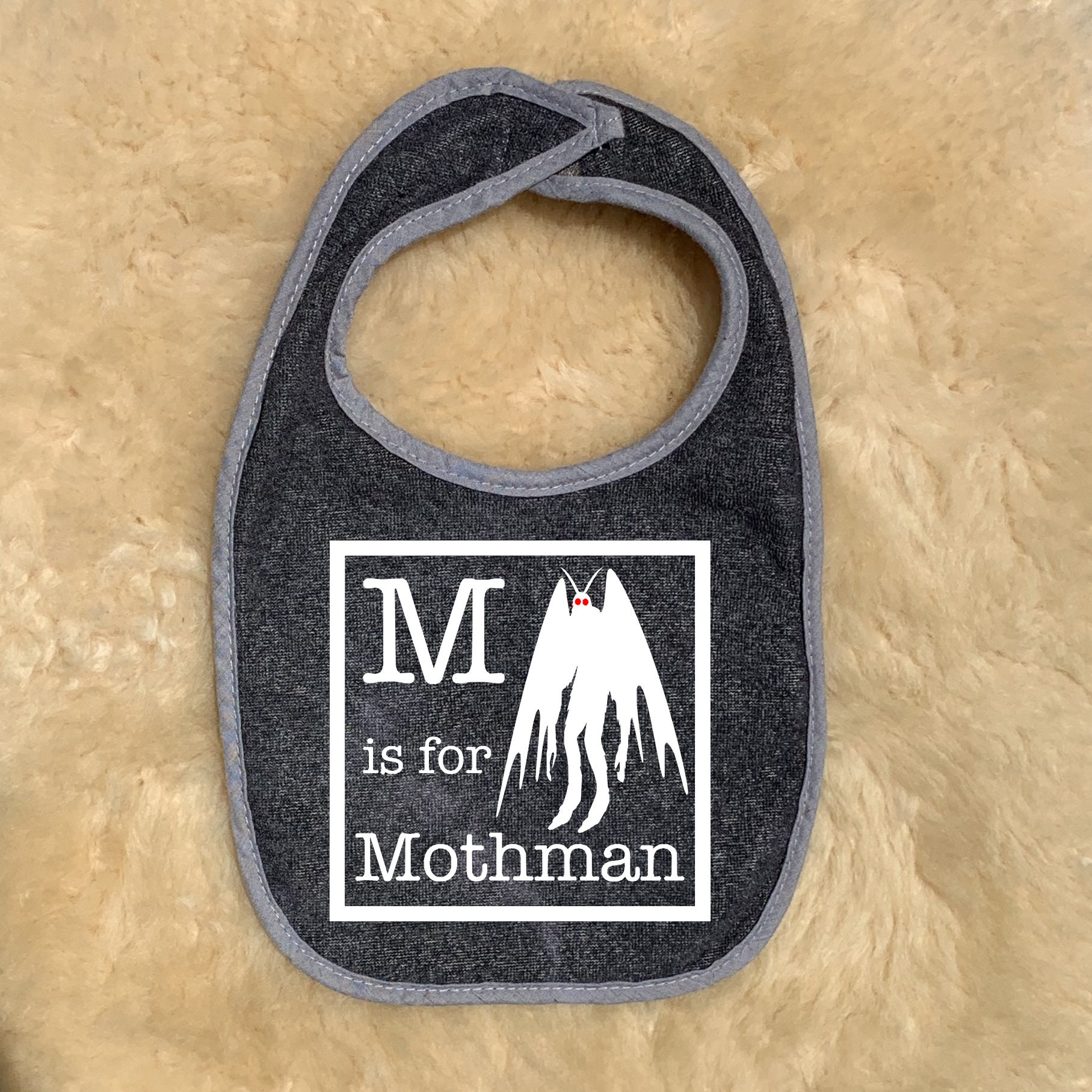 M Wie Mothman Baby Lätzchen Gruseliges Witchy Cryptid Kryptozoologie Alphabet, Unisex Säugling Neugeborenes Kleinkind Geschenk M Wie Mothman Baby Lätzchen Gruseliges Witchy Cryptid Kryptozoologie Alphabet, Unisex Säugling Neugeborenes Kleinkind Geschenk von Etsy - 101DamnationsShop
