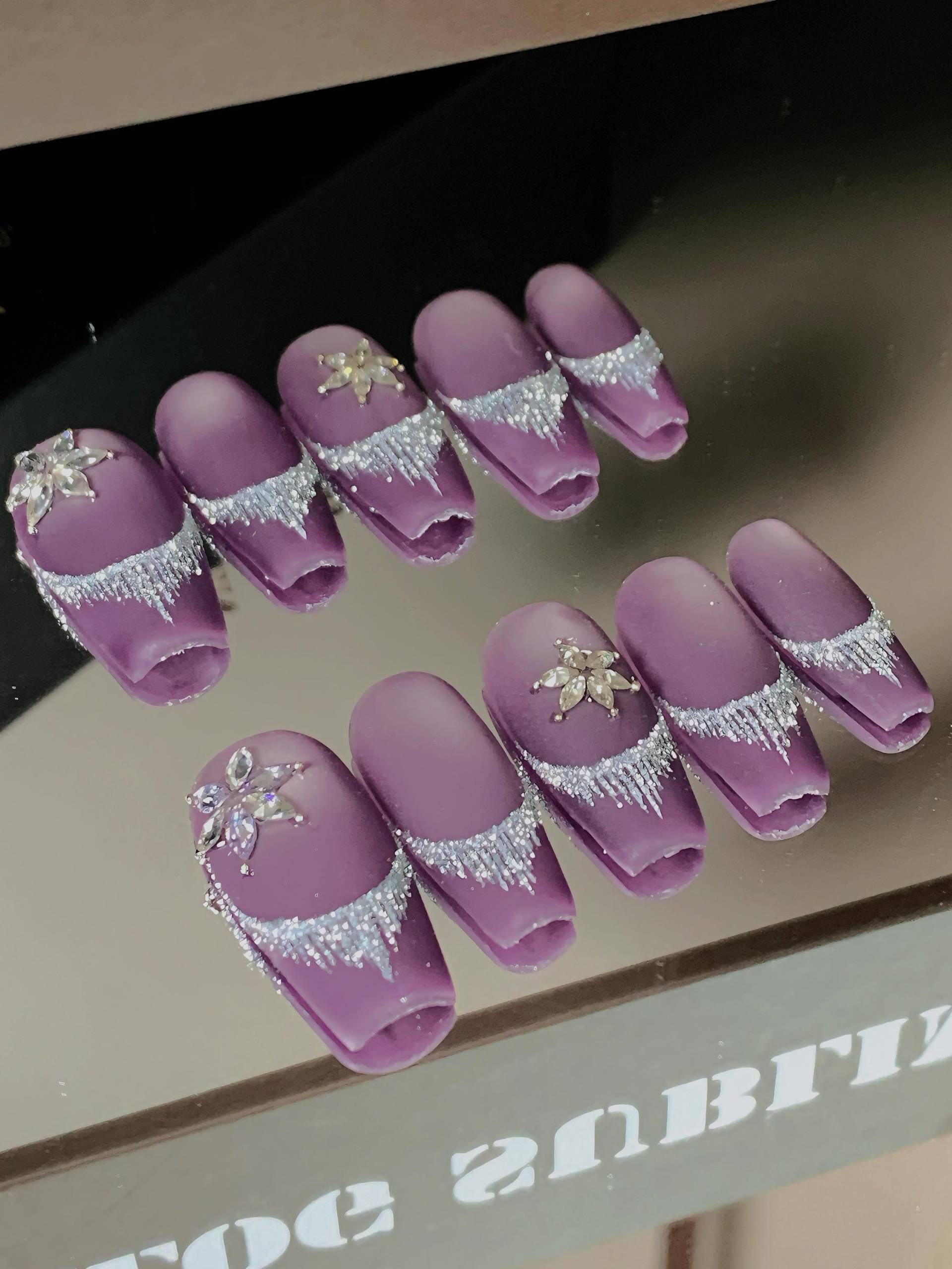 Lila Französisch Glitzer Verlauf Mit Fransen/Purple Glitter French Ombré With Tassels von Etsy - 1995Nails