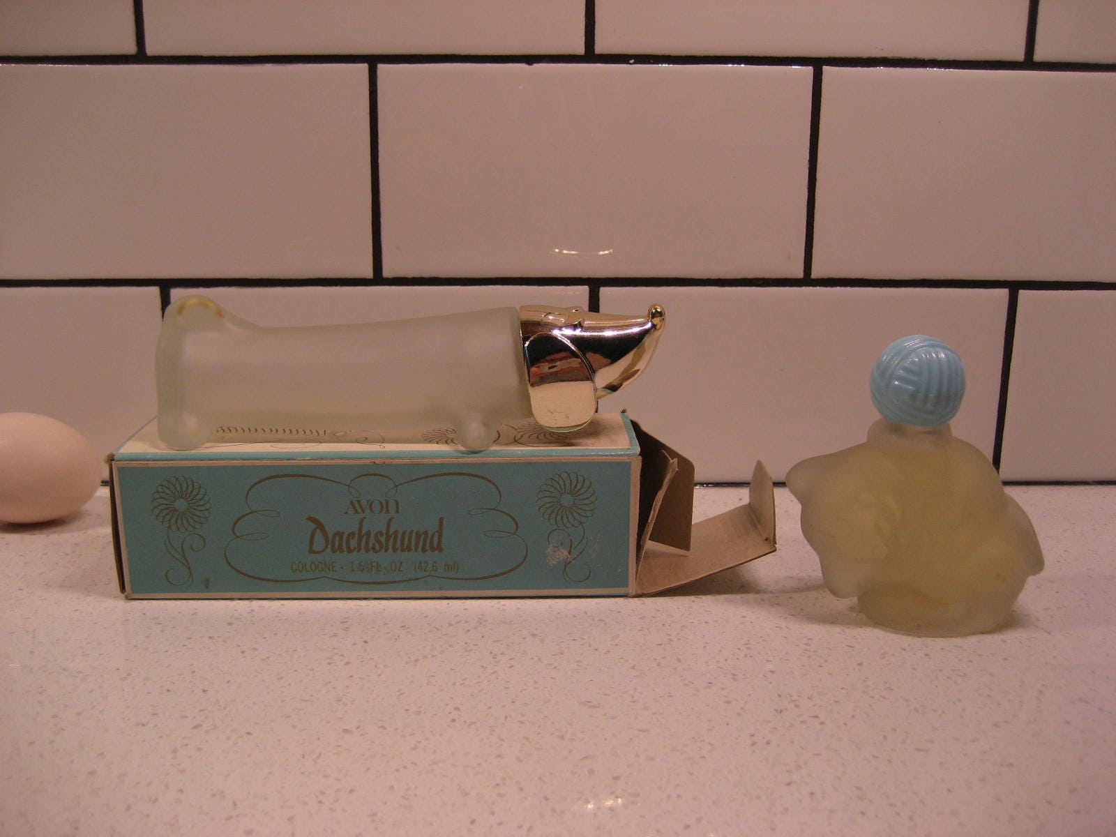 Wahl Vintage Parfümflaschen Kätzchen Mit Pastellblau Wollball Dackel Original Box Avon Milchglas Retro Grafik Kawaii Tier Geschenk von Etsy - 222nest