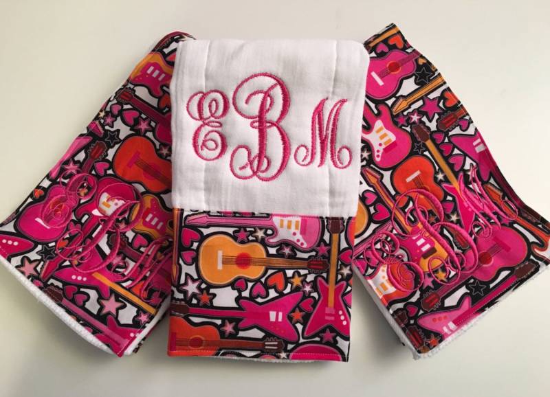 Bestickte Monogramm Baby Mädchen Rock & Roll Spucktücher - Personalisierte Gitarre Star von Etsy - 4peasinapoddesigns